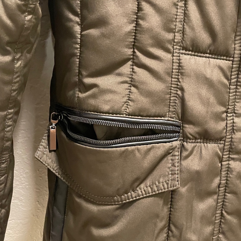 Women's Puffer Coat with Faux Fur Trim. - Picture 4 of 6